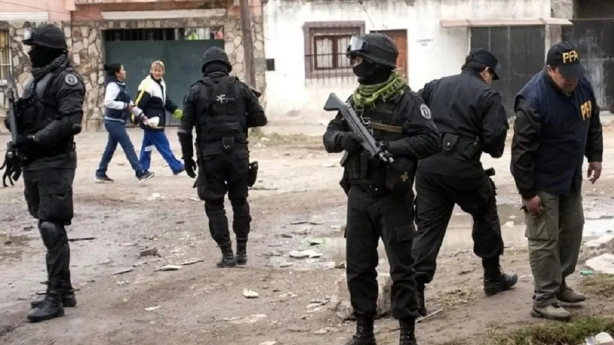 Los acusados son un hombre y una mujer, que no tienen vínculo entre ellos. Y las víctimas son sus respectivos hijos: un nene de 9 años y un bebé de 21 meses.