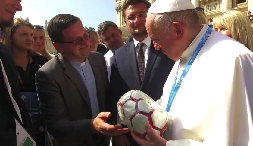El papa Francisco recibió una pelota hecha por internos de la cárcel de Trenque Lauquen