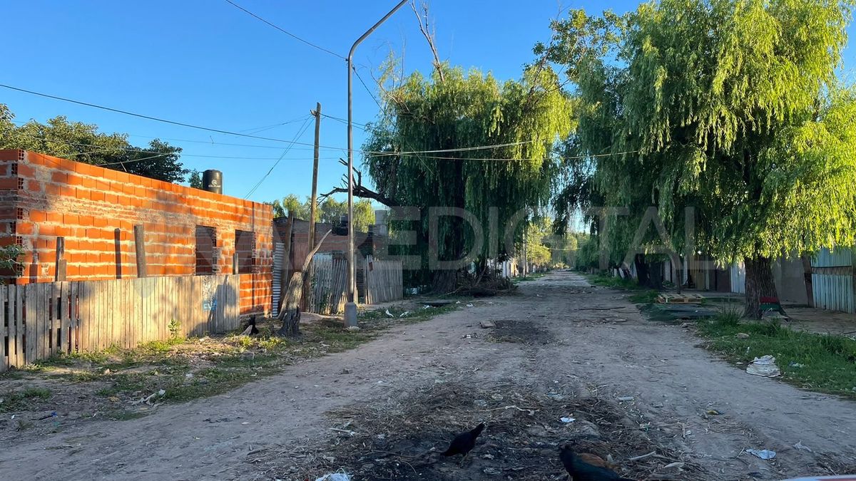 La joven recibió un disparo en la cabeza cuando caminaba junto a una amiga por Excombatientes de Malvinas y Avispones