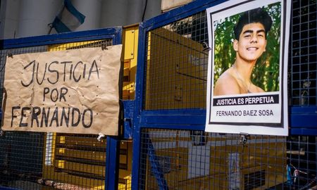 La penúltima jornada de testimonios prevista para el juicio a los ocho acusados de matar a golpes a Fernando Báez Sosa en la madrugada del 18 de enero de 2020 se centrará este martes en las declaraciones de padres y madres de cinco de ellos. La penúltima jornada de testimonios prevista para el juicio a los ocho acusados de matar a golpes a Fernando Báez Sosa en la madrugada del 18 de enero de 2020 se centrará este martes en las declaraciones de padres y madres de cinco de ellos.