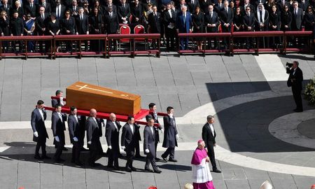 La Plaza de San Pedro colmada de fieles durante el funeral del papa Francisco. La Plaza de San Pedro colmada de fieles durante el funeral del papa Francisco.