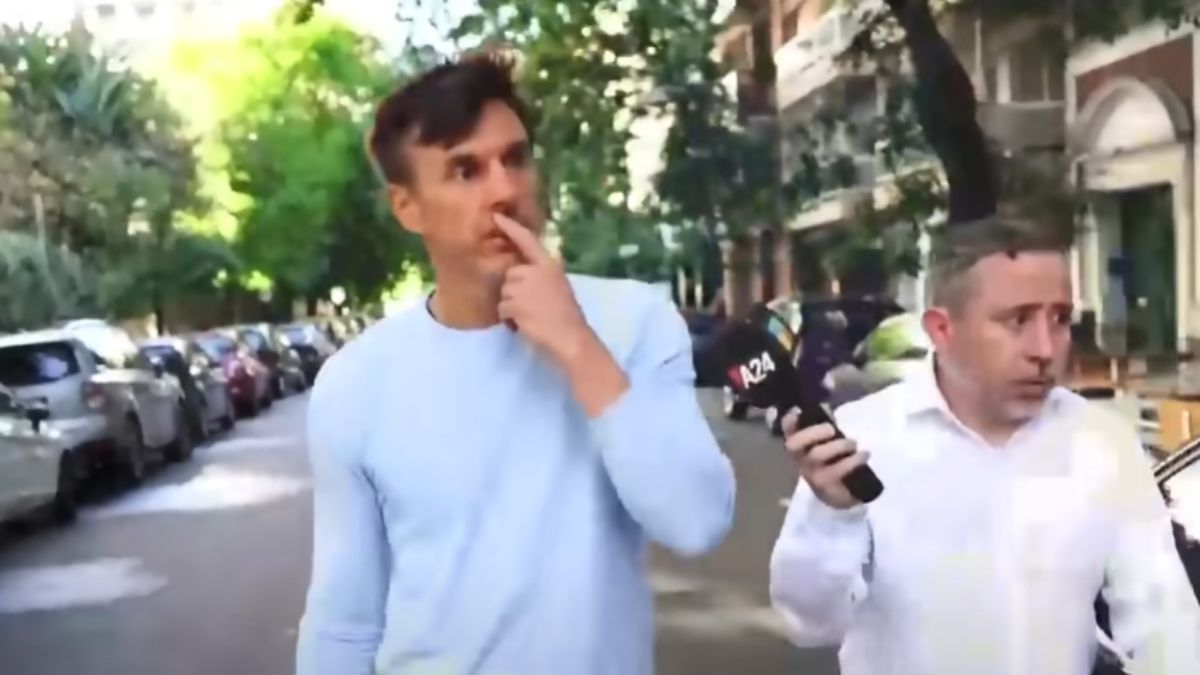 Roberto García Moritán junto al movilero de Intrusos. Roberto García Moritán junto al movilero de Intrusos. 