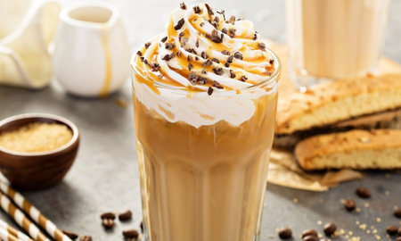 Refrescante, intenso y listo en minutos: este frappuccino mocca estilo Starbucks demuestra que el mejor café frío también se puede hacer en casa. Refrescante, intenso y listo en minutos: este frappuccino mocca estilo Starbucks demuestra que el mejor café frío también se puede hacer en casa.