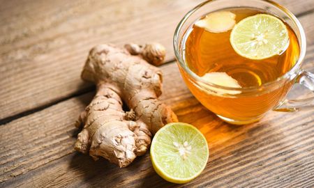 El jengibre fresco conserva una mayor concentración de gingerol, el principal agente bioactivo responsable de bloquear las enzimas proinflamatorias en el cuerpo. El jengibre fresco conserva una mayor concentración de gingerol, el principal agente bioactivo responsable de bloquear las enzimas proinflamatorias en el cuerpo.