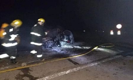 El conductor del auto chocó contra un montículo de tierra El conductor del auto chocó contra un montículo de tierra