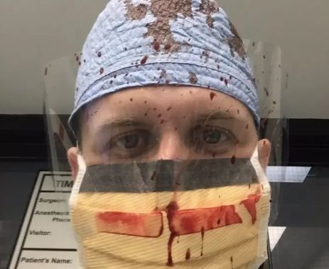 ¿Por qué los médicos de Estados Unidos están compartiendo fotos ensangrentados?