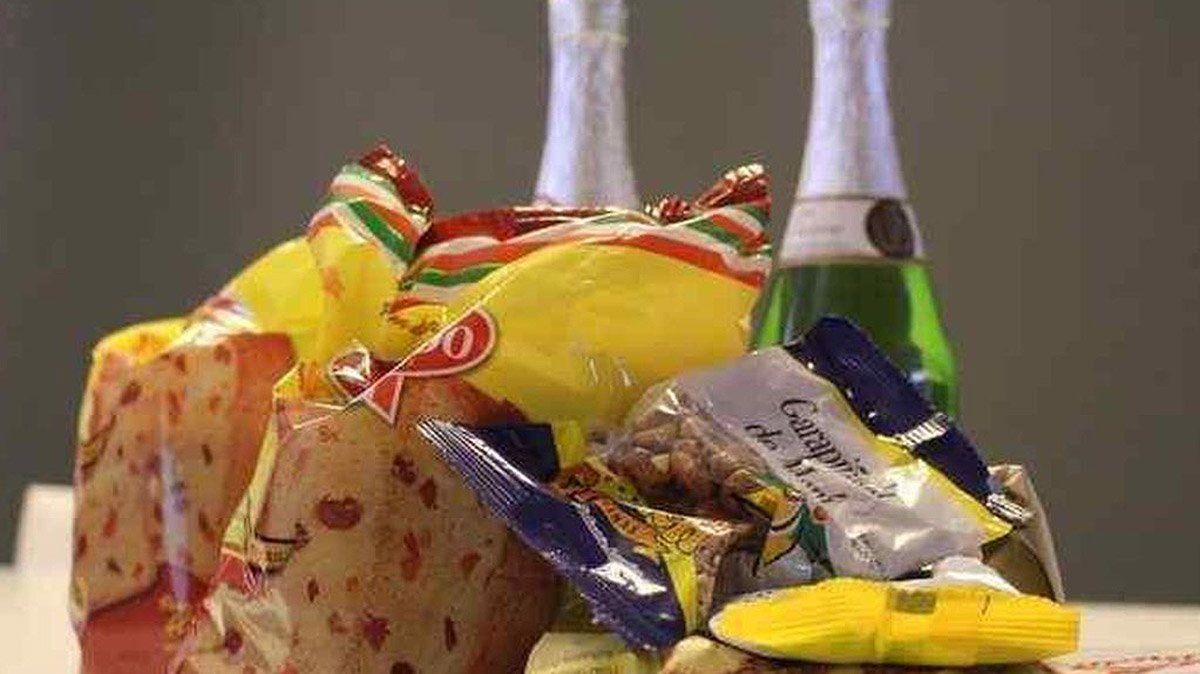 Las cajas vienen en una presentación atractiva para regalar y contienen productos típicos de las fiestas de fin de año.