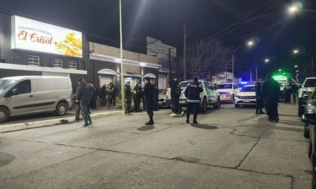 La policía trabajó durante la noche en la panadería El Crisol de Bahía Blanca.
