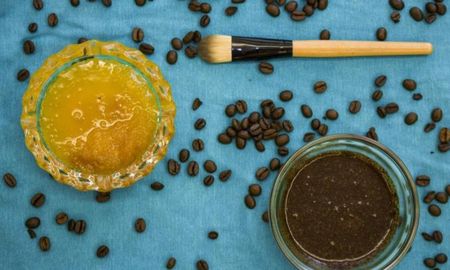 La mascarilla coreana a base de café y miel ganó popularidad en las redes sociales por sus propiedades estéticas. La mascarilla coreana a base de café y miel ganó popularidad en las redes sociales por sus propiedades estéticas.