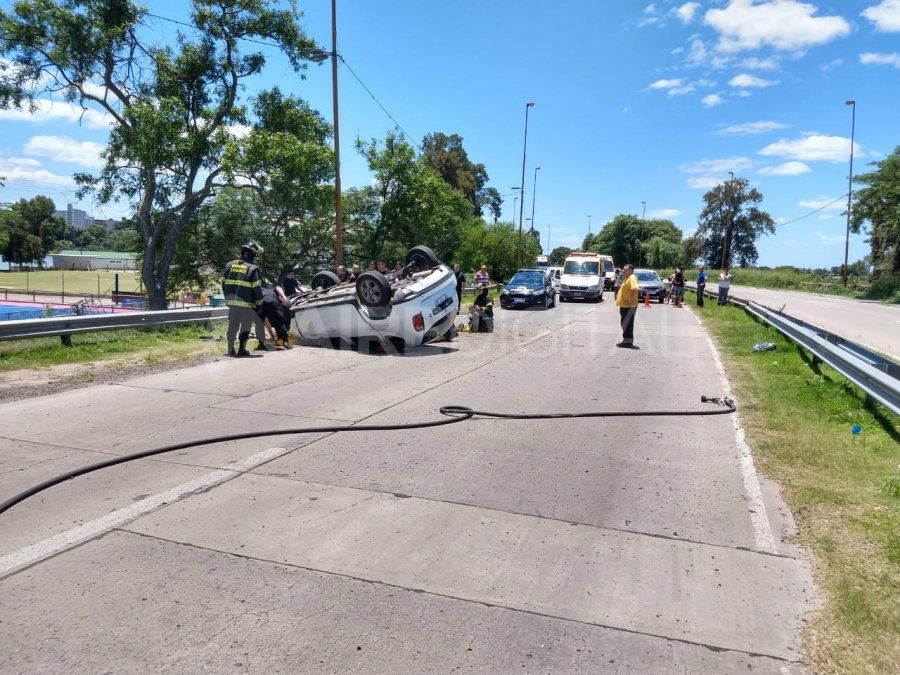 Accidentes en racha: en menos de una hora tres autos volcaron en Santa Fe este sábado