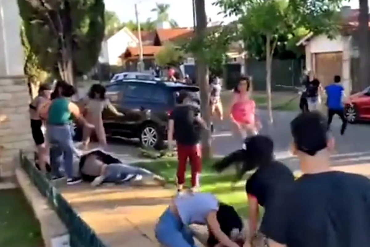Alumnos y padres de un colegio de El Palomar se agredieron a la vista de todos.