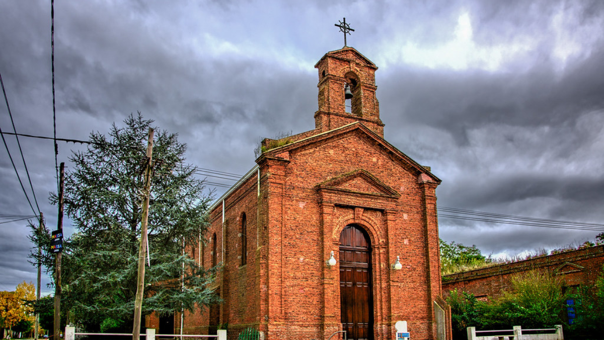 La Iglesia de Nuestra Señora del Carmen de General Rivas es uno de los atractivos principales de la localidad.