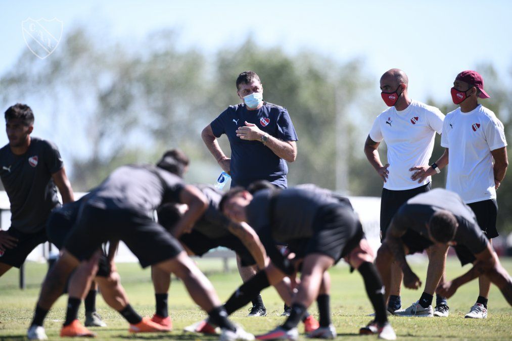 Julio Falcioni dirigió su primera práctica en Independiente en el comienzo de su segundo ciclo en el club.