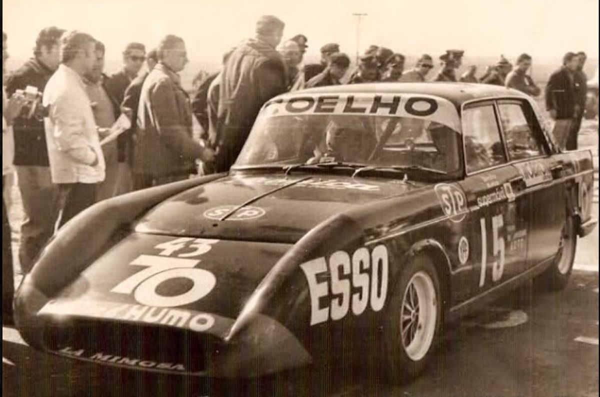 A los 22 años debutó como piloto en Turismo Mejorado (hoy Turismo Nacional). Fue el 1 de mayo de 1966 en la "Vuelta de Lobos".