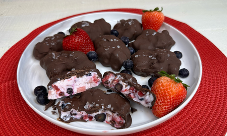 Paso a paso para preparar bocaditos helados de yogur. Paso a paso para preparar bocaditos helados de yogur.