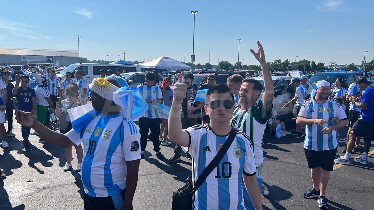 El color de la hinchada argentina en la previa ante Chile.