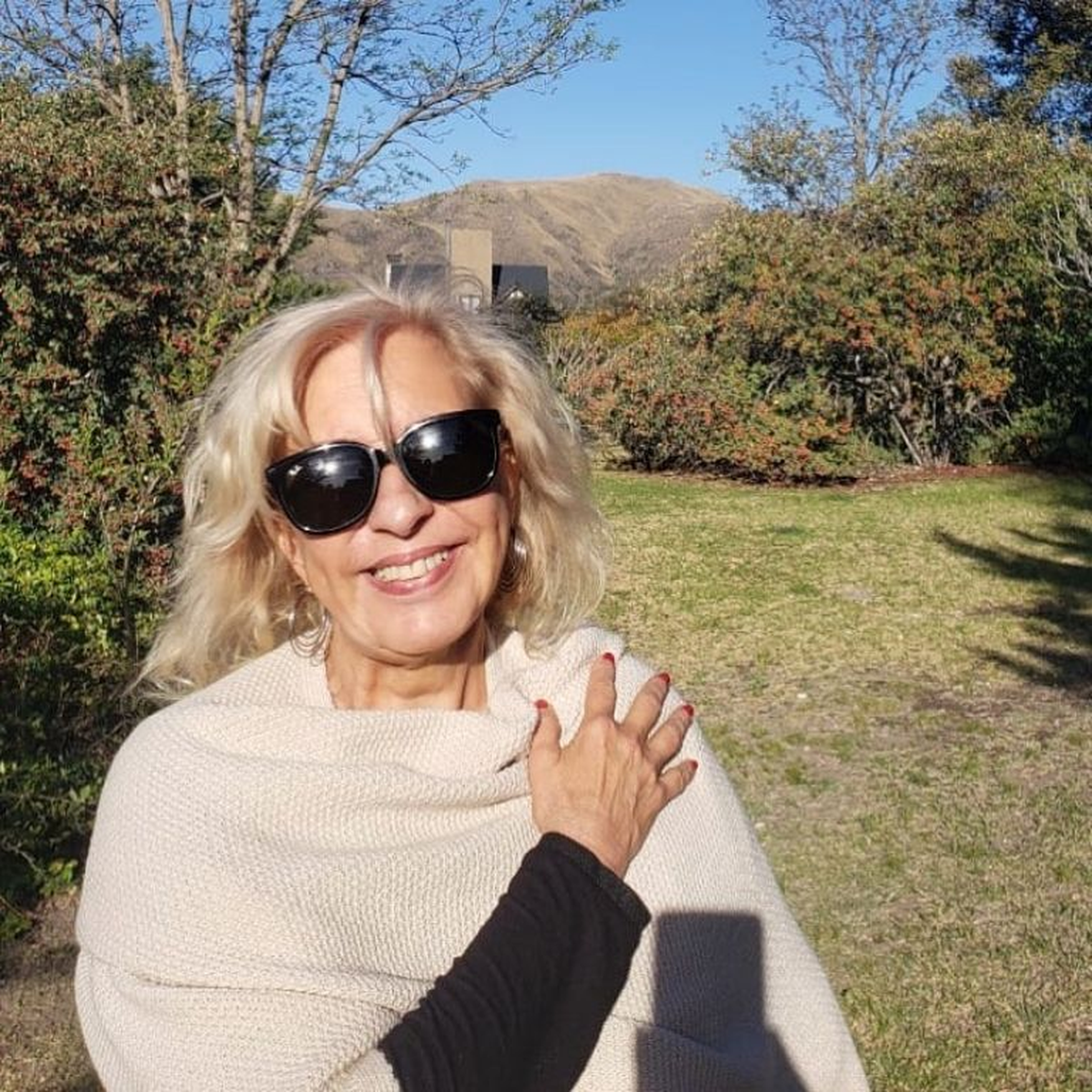 Con las sierras de fondo, Georgina Barbarossa posa en su lugar en el mundo.