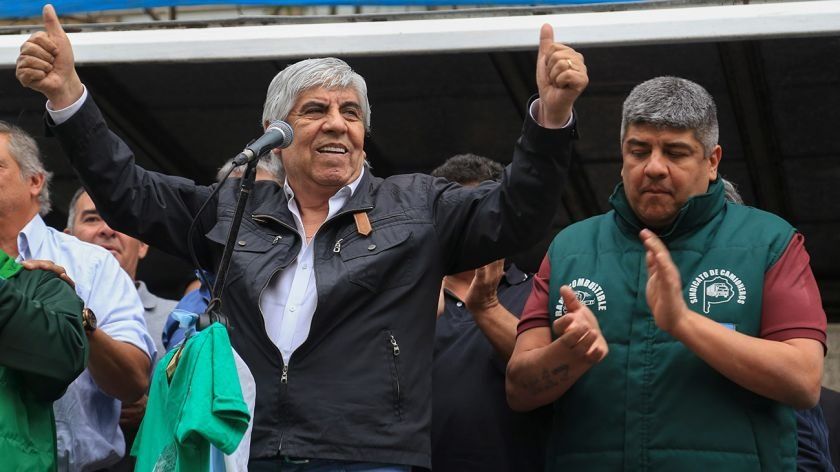 Hugo Moyano firmó el lunes un beneficio de 25 mil pesos para los trabajadores del sector que estuvieron en actividad durante gran parte de la cuarentena. 