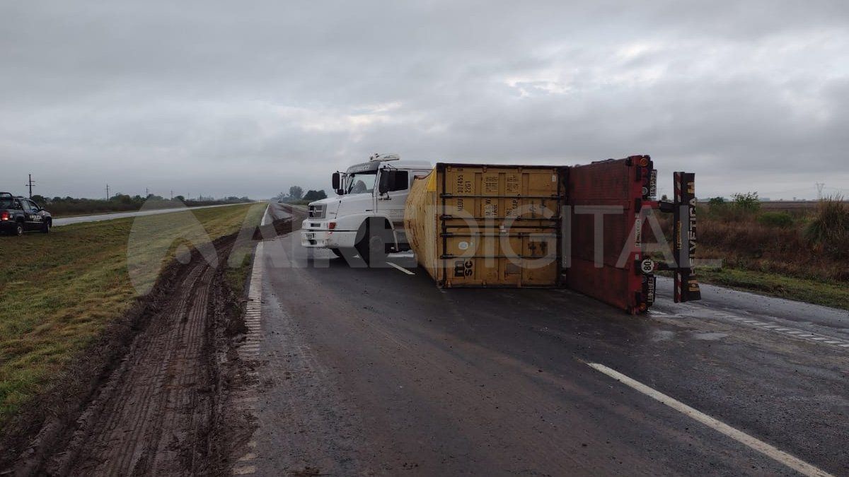 Autopista Rosario - Santa Fe: desvíos por el vuelco de un camión en Barrancas y un corte en San Lorenzo por trabajos de EPE