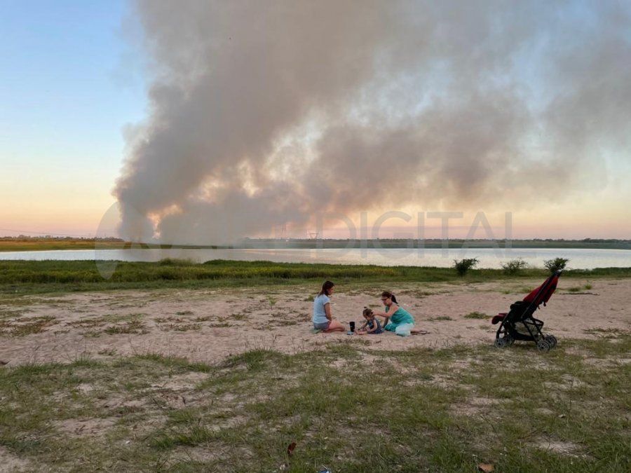Las columnas de fuego que se pueden divisar son dos, justo en frente a la laguna Bedetti. 