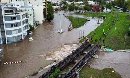 bahia blanca tras el tragico temporal: 16 muertos, miles de evacuados y zonas aun bajo agua bahia blanca tras el tragico temporal: 16 muertos, miles de evacuados y zonas aun bajo agua