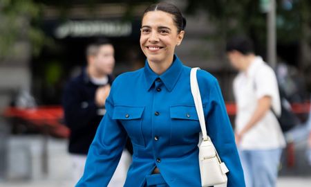 El azul cerúleo se posiciona como el color estrella del 2026 en pasarelas y el street style. El azul cerúleo se posiciona como el color estrella del 2026 en pasarelas y el street style.