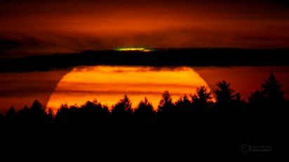 Un rayo verde decoró la puesta del Sol este domingo
