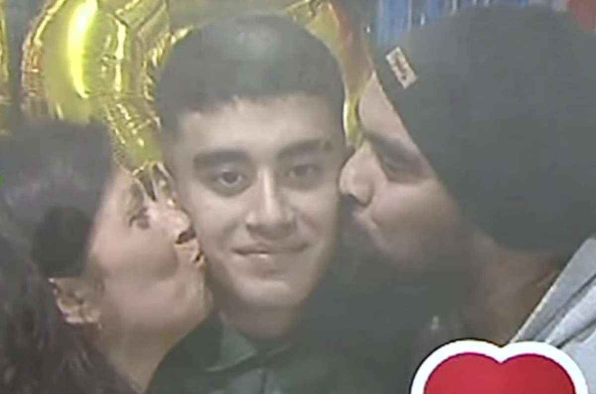 El joven y su compañera salía de la escuela nocturna cuando fueron interceptados por tres ladrones.