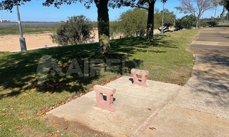 El robo de tres bancos de cemento en el paseo de la costanera de Santa Fe llamó la atención de todos. El robo de tres bancos de cemento en el paseo de la costanera de Santa Fe llamó la atención de todos.