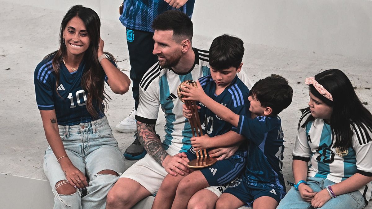 La familia de Messi celebra con él en la cancha