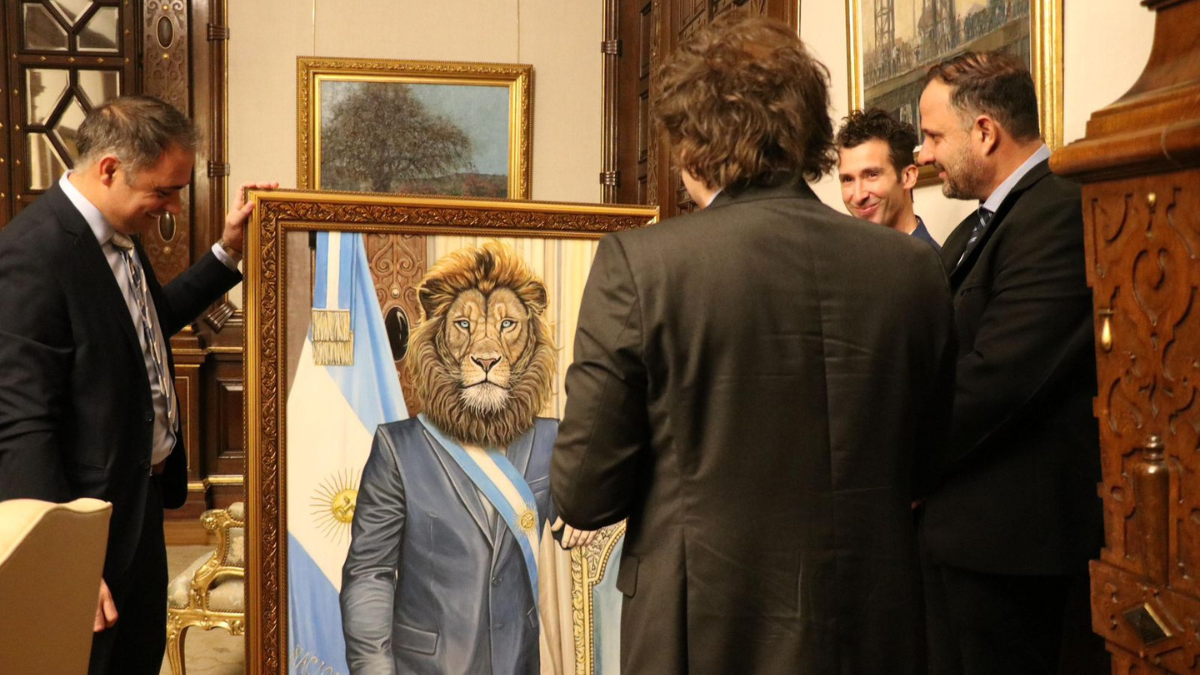 El imponente cuadro de Javier Milei con cabeza de león: el regalo de un intendente y un artista al presidente. El imponente cuadro de Javier Milei con cabeza de león: el regalo de un intendente y un artista al presidente.