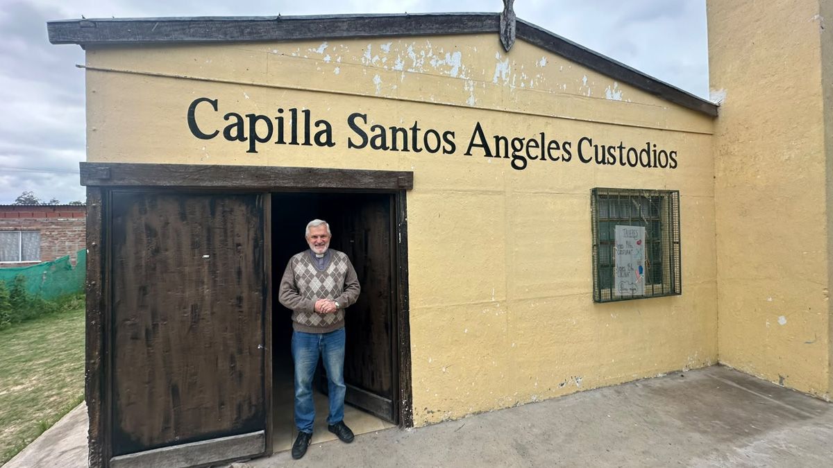 El padre Axel Arguinchona encabeza la campaña solidaria para ampliar la capilla Santos Ángeles Custodios, en Colastiné Norte, y fortalecer la asistencia a las familias del barrio.