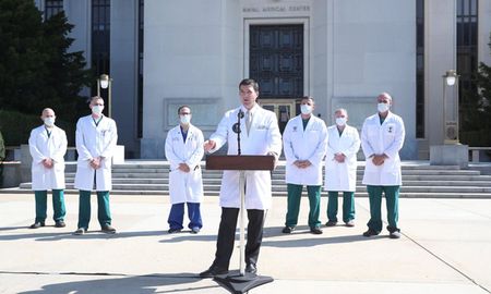 El médico presidencial de Trump, Sean Conley, durante el parte médico que dio el domingo en los escalones del Centro Médico Militar Nacional Walter Reed. El médico presidencial de Trump, Sean Conley, durante el parte médico que dio el domingo en los escalones del Centro Médico Militar Nacional Walter Reed.