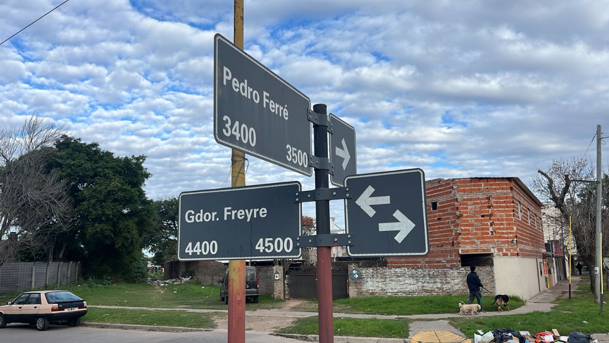 Dos motochorros le robaron la moto a punta de pistola en la entrada de su domicilio.