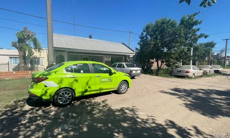 Remisero en la comisaria de barrio Transporte realizando la denuncia. Remisero en la comisaria de barrio Transporte realizando la denuncia.