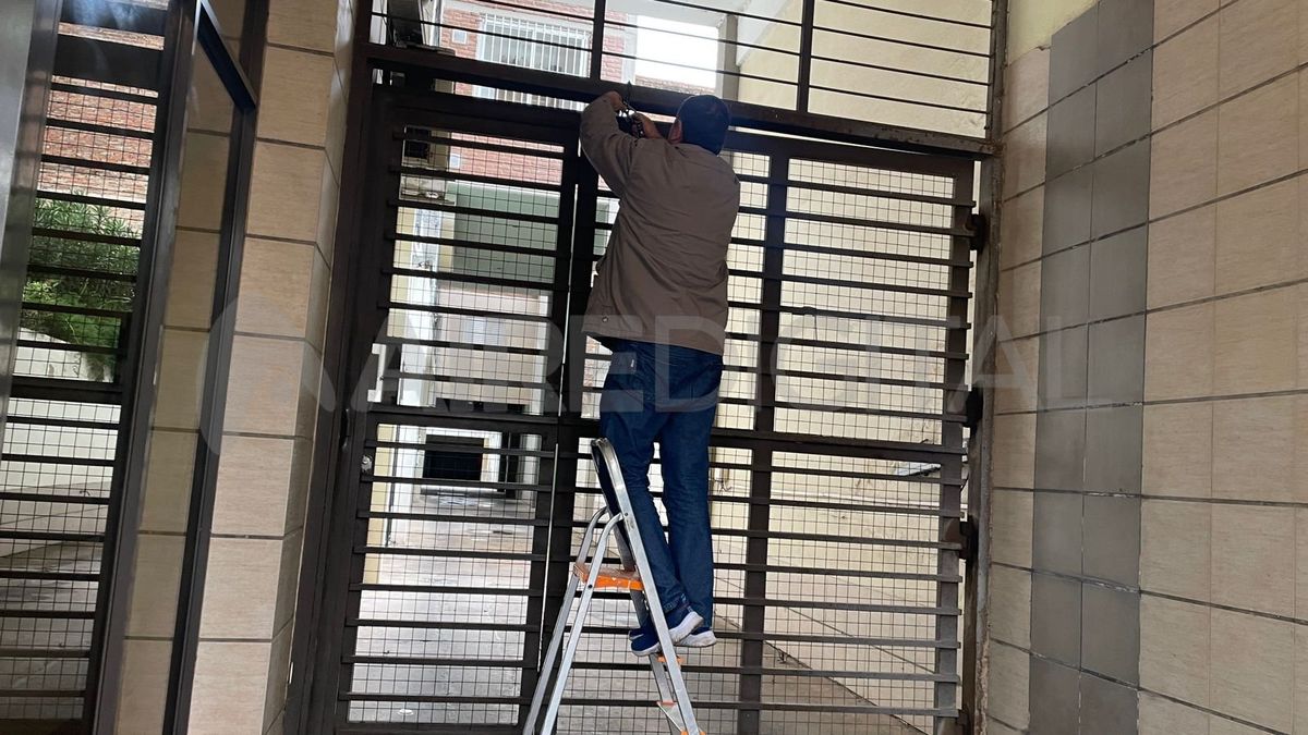 Este miércoles trabajan para reparar el portón del edificio. Este miércoles trabajan para reparar el portón del edificio.