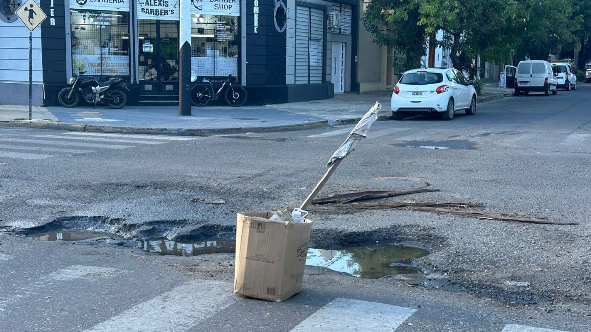 vecinos advierten sobre un profundo bache en Luciano Molinas y Belgrano.
