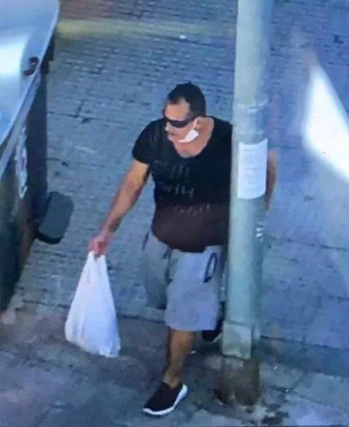 Dos jóvenes que se encontraban por la zona vieron al sujeto con una bolsa de basura en la mano 