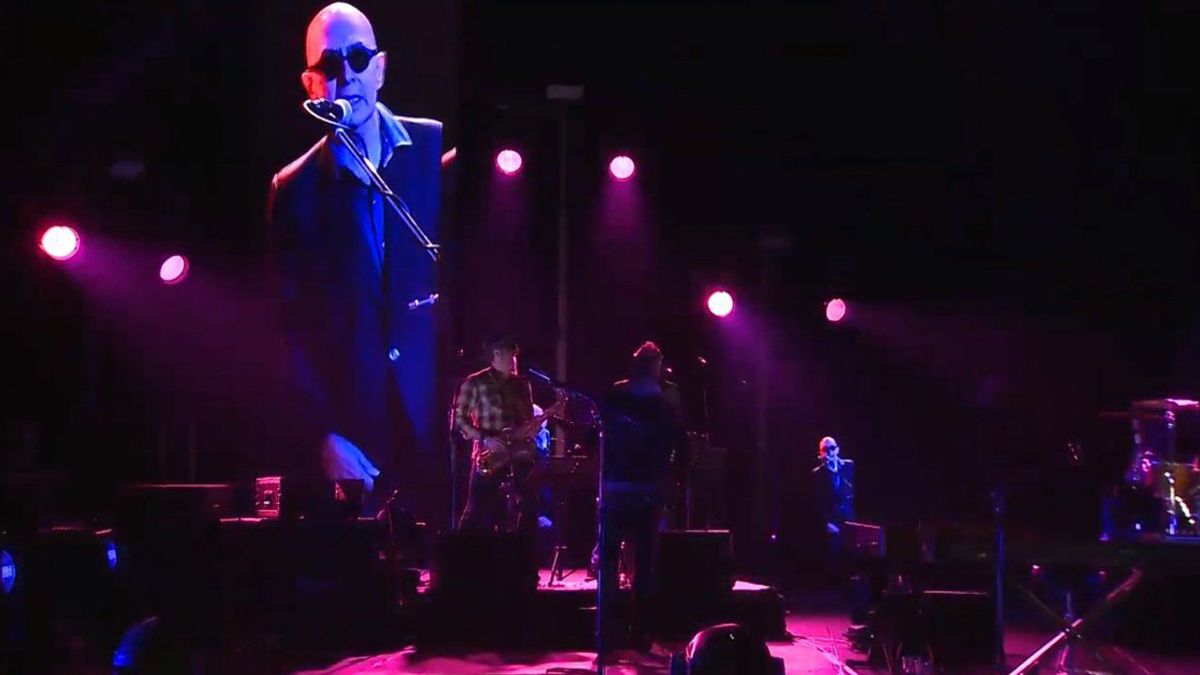 Carlos “El Indio” Solari sorprendió este sábado por la noche al estrenar dos nuevas canciones en el soberbio show virtual que Los Fundamentalistas del Aire Acondicionado