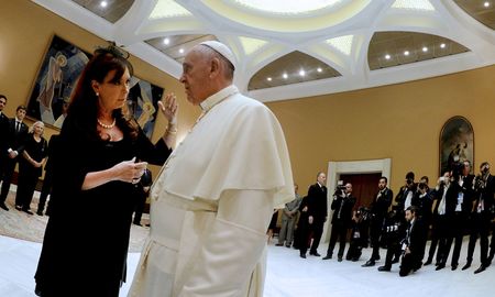 En 2015, la expresidenta Cristina Kirchner se reunió con el papa Francisco en el Vaticano durante una hora y cuarenta minutos, en lo que fue el quinto encuentro entre ambos desde que el exarzobispo de Buenos Aires fuera elegido jefe de la Iglesia Católica. En 2015, la expresidenta Cristina Kirchner se reunió con el papa Francisco en el Vaticano durante una hora y cuarenta minutos, en lo que fue el quinto encuentro entre ambos desde que el exarzobispo de Buenos Aires fuera elegido jefe de la Iglesia Católica.