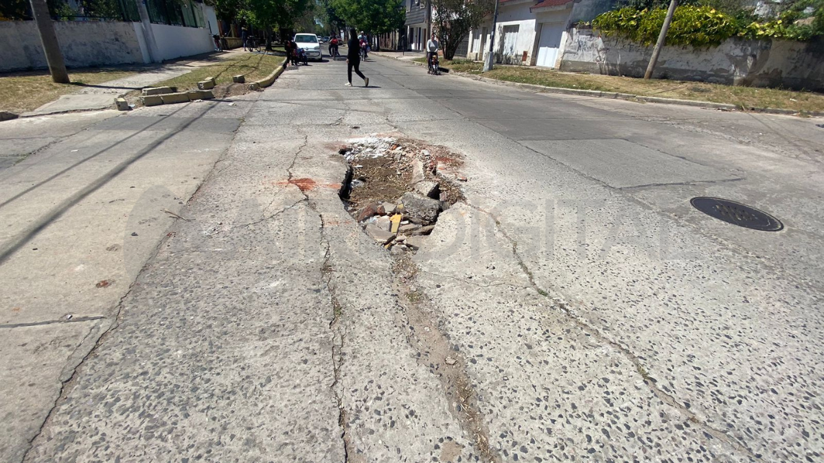 A pesar del reclamo de los vecinos, no tuvieron respuesta y el socavón se agranda con el paso del tiempo. A pesar del reclamo de los vecinos, no tuvieron respuesta y el socavón se agranda con el paso del tiempo.