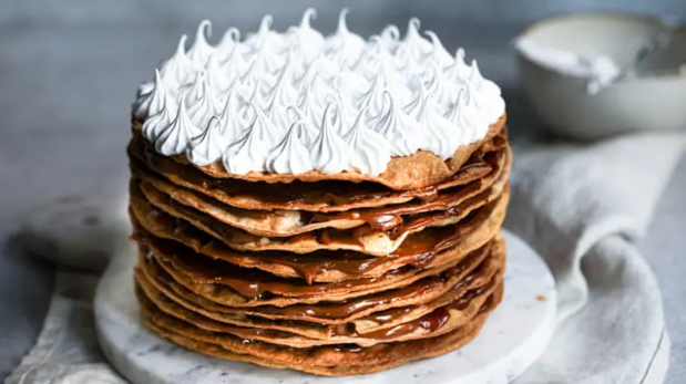 Este Rogel moderno combina una textura crocante, relleno cremoso y un merengue liviano que lo convierte en una receta ideal para cumpleaños, reuniones o simplemente para disfrutar algo dulce y bien argentino.