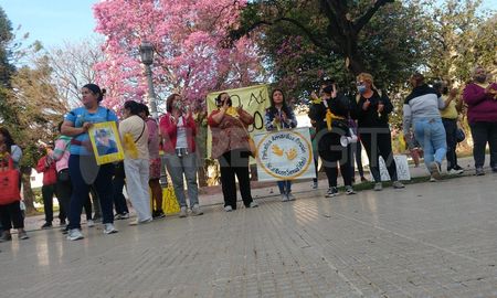 La agrupación Pañuelos Amarillos se manifestó este lunes frente a Tribunales y acompañó a las víctimas del hombre imputado. La agrupación Pañuelos Amarillos se manifestó este lunes frente a Tribunales y acompañó a las víctimas del hombre imputado.