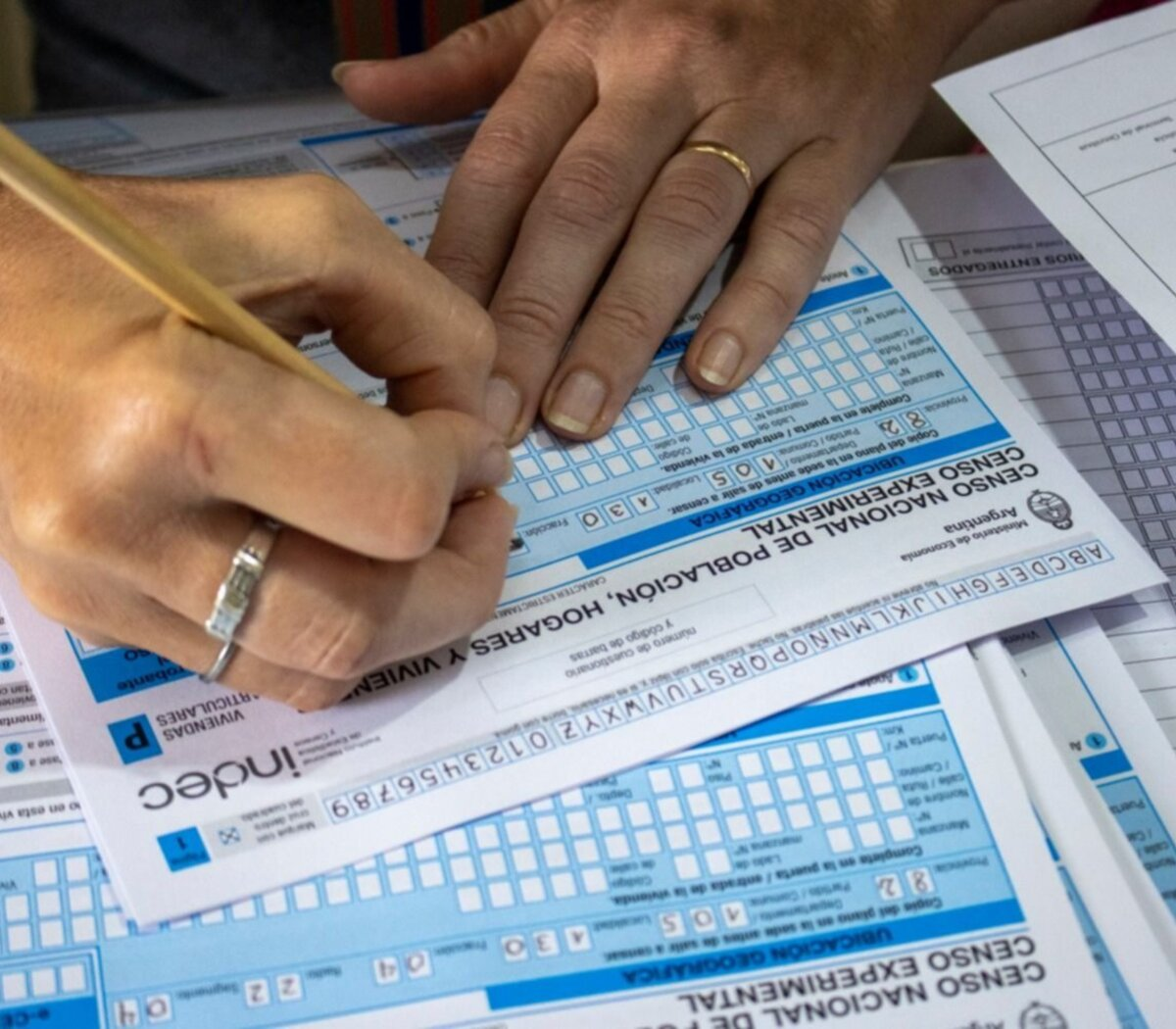 Una joven censista quien se animó a golpear la puerta donde vive una "vieja" conocida: la exmujer de su actual pareja.