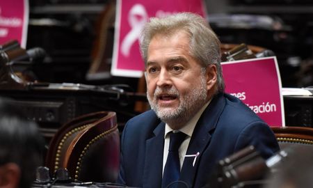Roberto Mirabella, diputado nacional por Santa Fe, criticó con dureza el artículo del presupuesto que concentra los subsidios al transporte en el AMBA. Roberto Mirabella, diputado nacional por Santa Fe, criticó con dureza el artículo del presupuesto que concentra los subsidios al transporte en el AMBA.