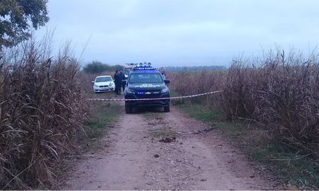 El cadaver de Franco Hueso apareció en este camino rural cerca de Roldán. El cadaver de Franco Hueso apareció en este camino rural cerca de Roldán.