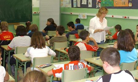 Es un programa destinado a ayudar a familias que envían a sus hijos a establecimientos educativos de los niveles inicial, primario y secundario. Es un programa destinado a ayudar a familias que envían a sus hijos a establecimientos educativos de los niveles inicial, primario y secundario.