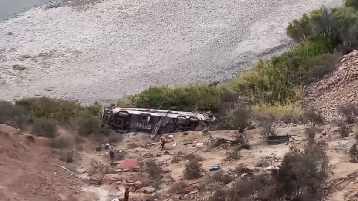 Así quedó el colectivo tras el vuelco en Arequipa