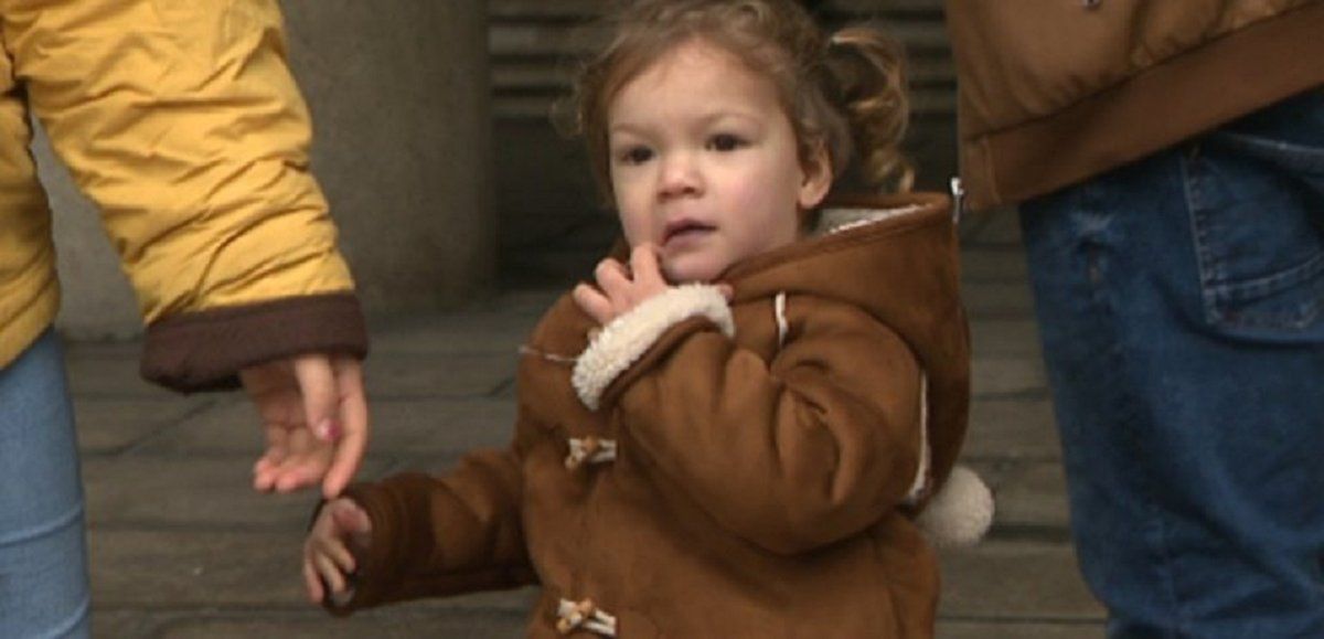 La desesperada búsqueda de un padre: su hija perdió los audífonos y hace más de dos semanas que no escucha nada