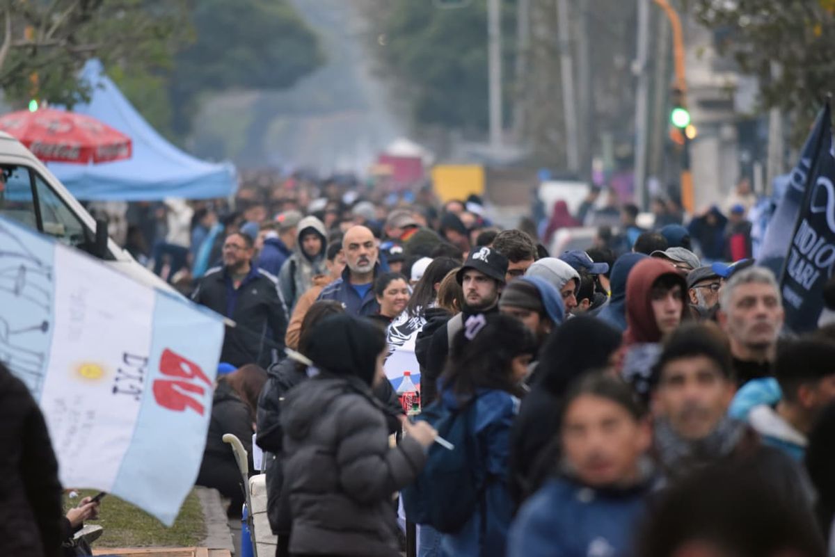 La despedida pública al Indio Solari se realiza en el predio José María Gatica de Villa Domínico.